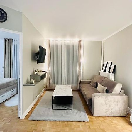 Versailles Forest View: Balcony Retreat with Free Parking Exterior photo
