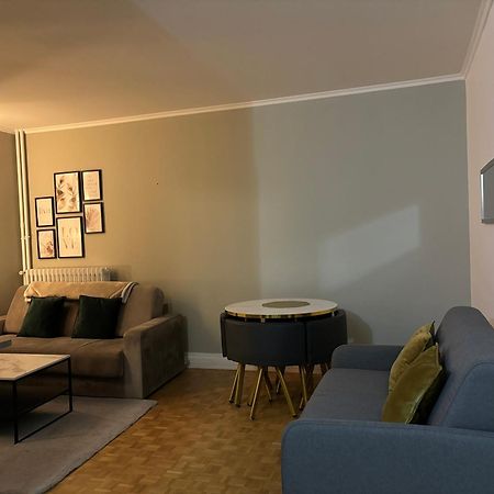 Versailles Forest View: Balcony Retreat with Free Parking Exterior photo