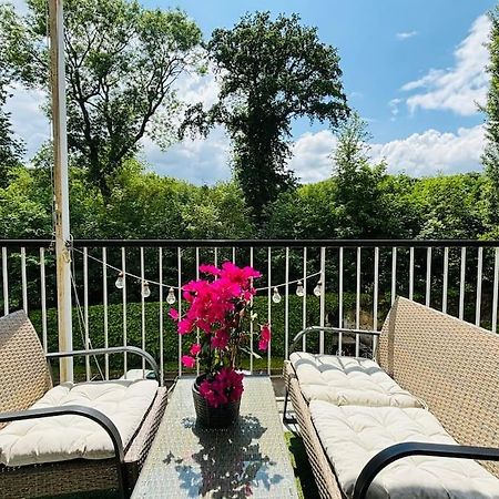 Versailles Forest View: Balcony Retreat with Free Parking Exterior photo