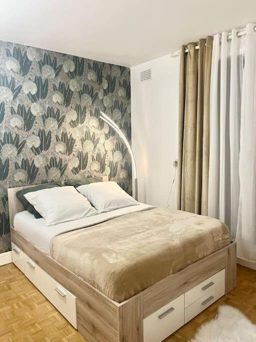 Versailles Forest View: Balcony Retreat with Free Parking Exterior photo