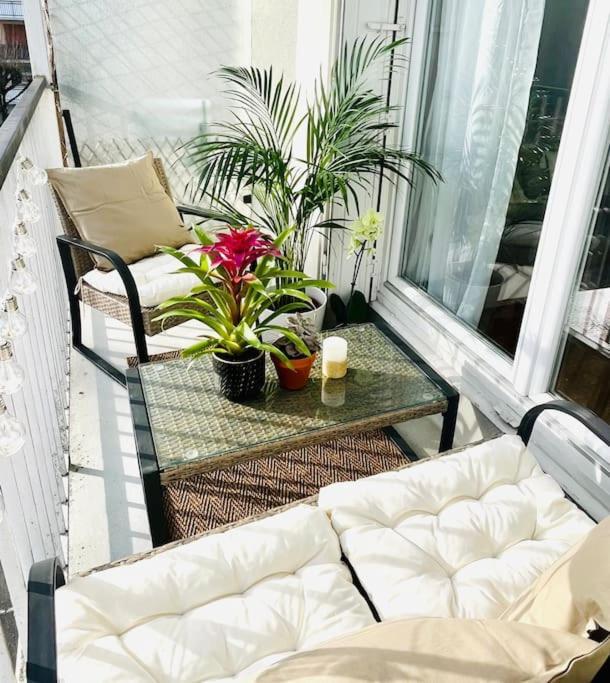 Versailles Forest View: Balcony Retreat with Free Parking Exterior photo