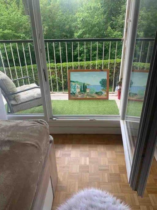 Versailles Forest View: Balcony Retreat with Free Parking Exterior photo