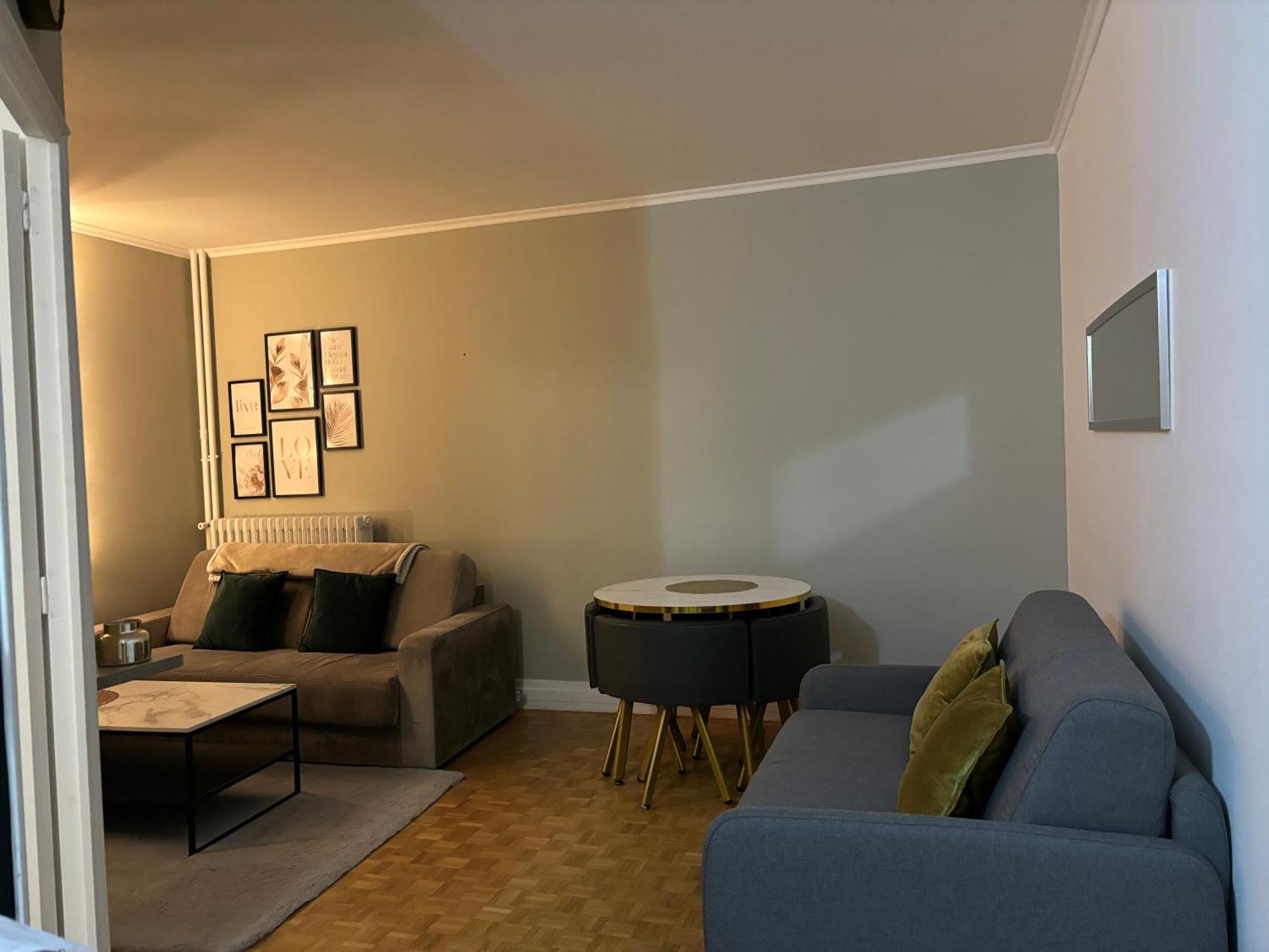 Versailles Forest View: Balcony Retreat with Free Parking Exterior photo