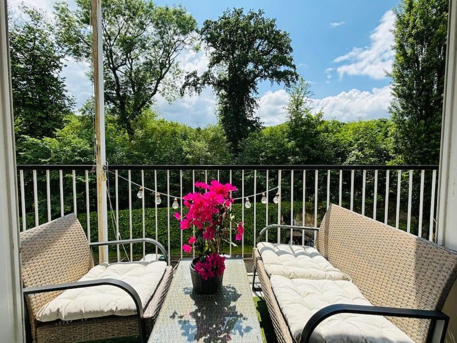Versailles Forest View: Balcony Retreat with Free Parking Exterior photo