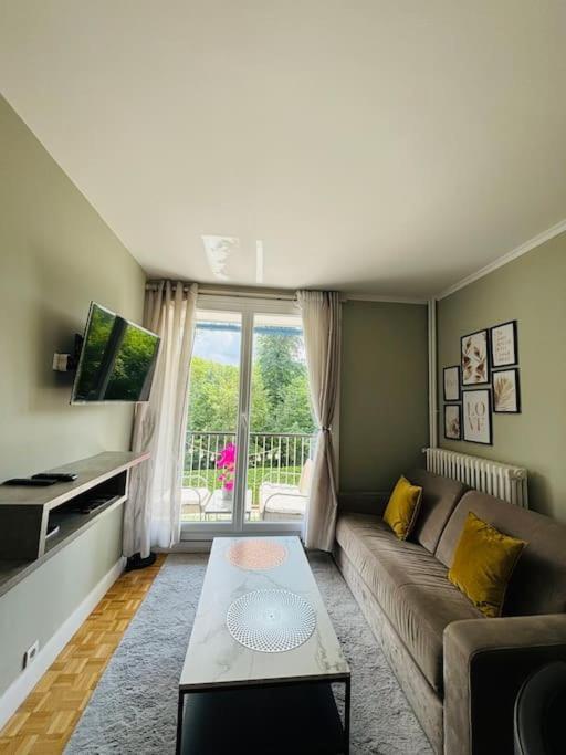 Versailles Forest View: Balcony Retreat with Free Parking Exterior photo