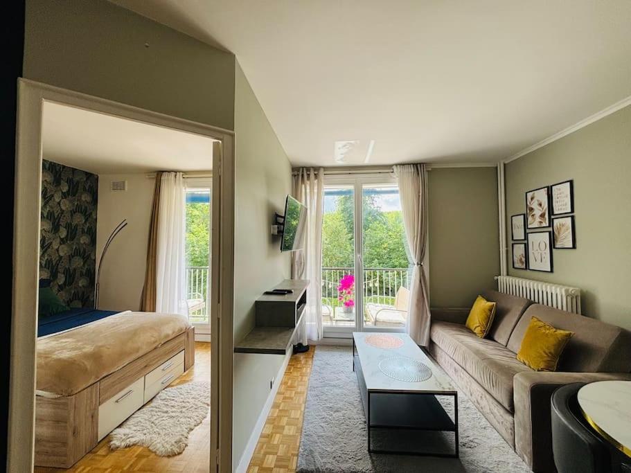 Versailles Forest View: Balcony Retreat with Free Parking Exterior photo