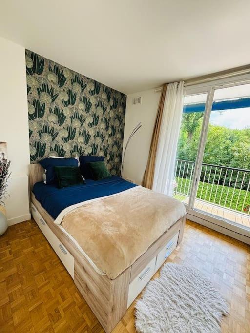 Versailles Forest View: Balcony Retreat with Free Parking Exterior photo